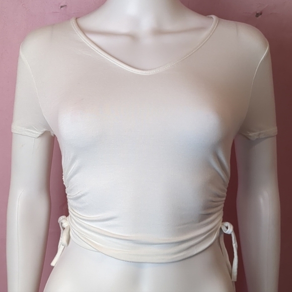 PrettyLittleThing Off White Jersey V Neck Ruched Sides Short Sleeve Crop Tee 4 - Picture 1 of 5